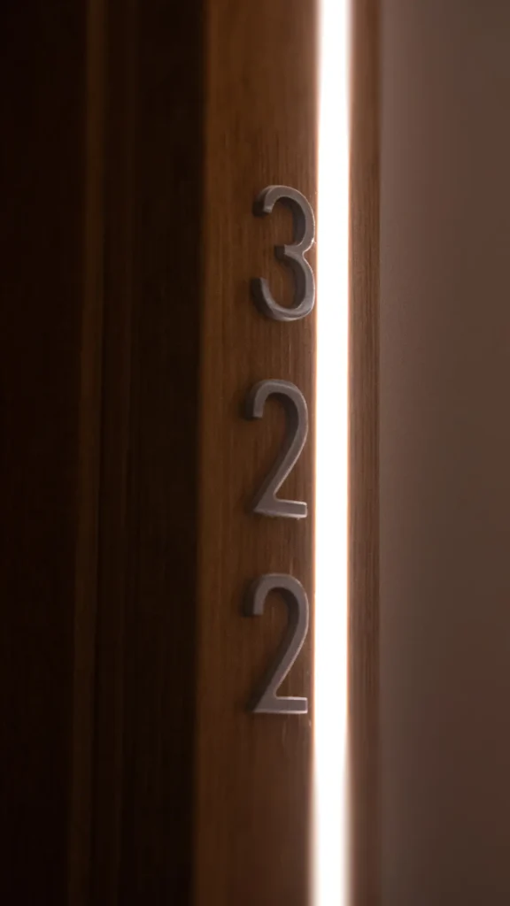 Detalle de la entrada de una de las habitaciones