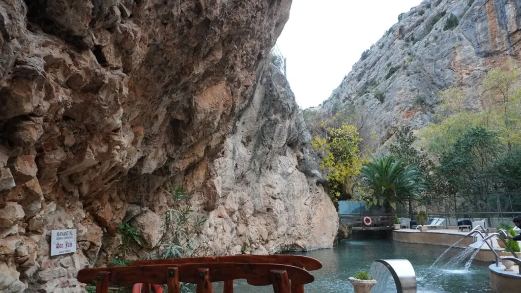 Cinco fuentes alimentan el lago termal del Balneario de la Virgen