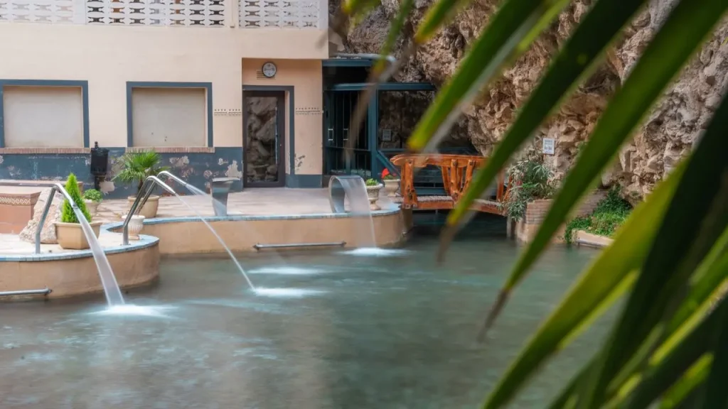 La zona exterior acoge el baño termal que tantas propiedades ofrece al usuario