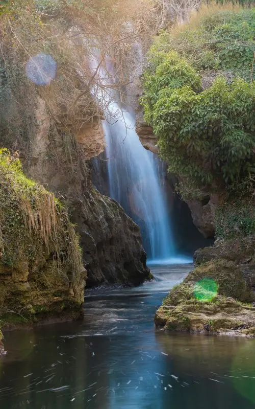 Vista de una de las cataratas cercanas al balneario