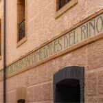 Vista de la fachada principal que da cuenta de la historia del Balneario de la Virgen