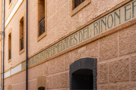 Vista de la fachada principal que da cuenta de la historia del Balneario de la Virgen