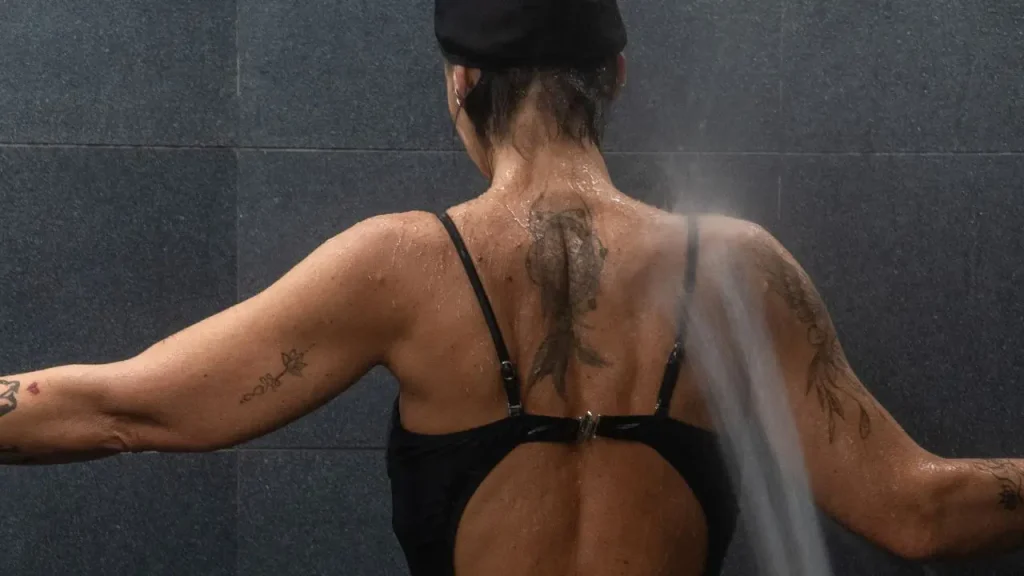 Vista de una mujer que usa la hidroterapia como remedio contra el estrés y el insomnio