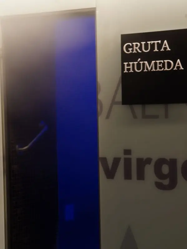 La gruta húmeda de la zona termal es uno de los pasos del tratamiento antienvejecimiento