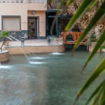 Vista del lago termal del balneario, que apenas se parece en nada a una piscina convencional