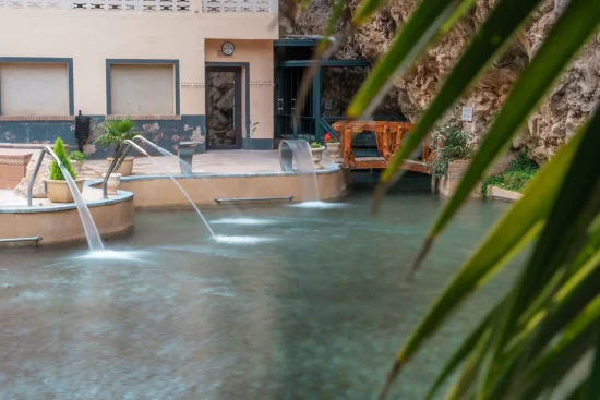 Vista del lago termal del balneario, que apenas se parece en nada a una piscina convencional
