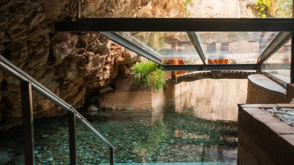 El lago termal del balneario, en la imagen, ofrece aguas termales distintas de una piscina convencional