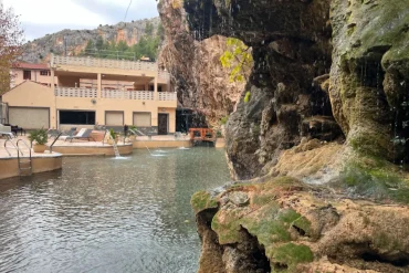 El turismo slow encaja perfectamente en propuestas como las del lago termal del balneario, en la imagen