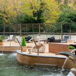 Vista del lago natural, que convierte al Balneario de la Virgen en un hotel con aguas termales