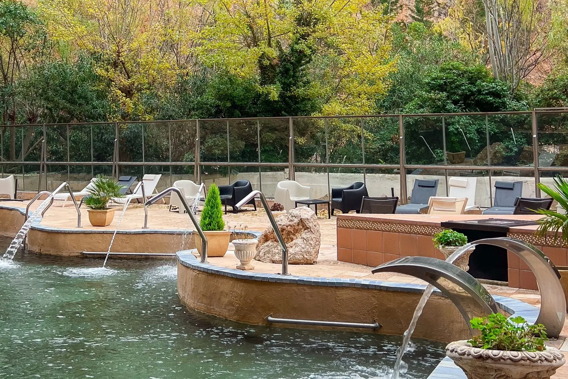 Vista del lago natural, que convierte al Balneario de la Virgen en un hotel con aguas termales