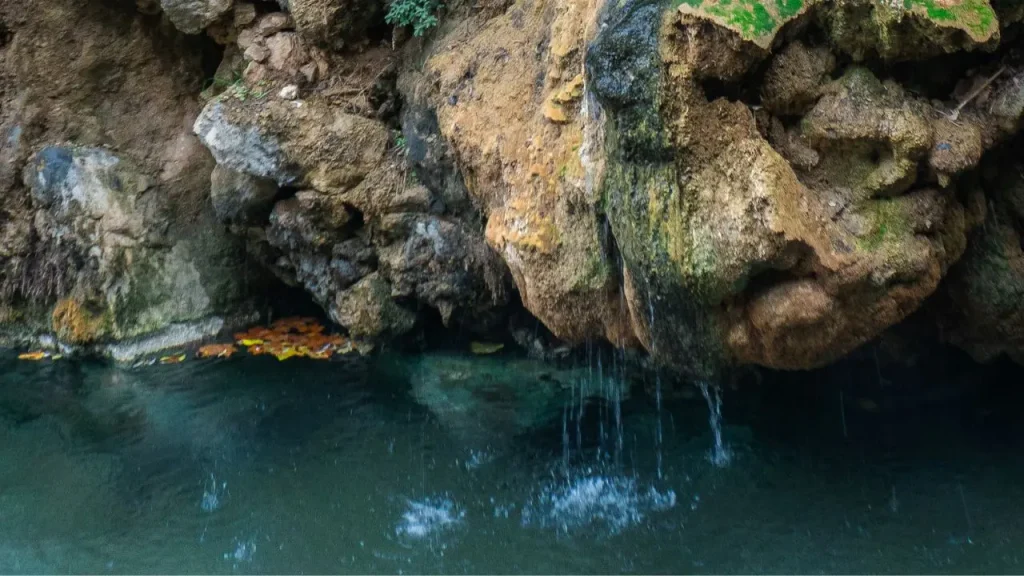 Vista del lago termal del Balneario de la Virgen