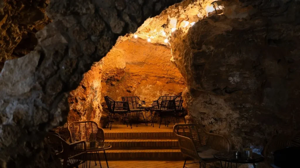 Las grutas rocosas (en la imagen) son uno de los atractivos de una una escapada romántica a un balneario como el de la Virgen